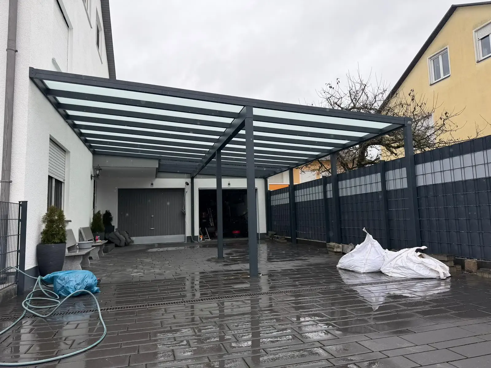 Großes Carport mit Wandanschluss in Aichach in Anthrazit mit VSG Mattglas und LED-Beleuchtung