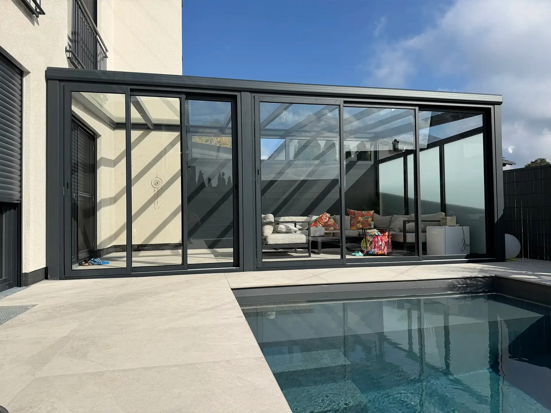 Terrassenüberdachung in Fischach bei Augsburg in Anthrazit mit Glasschiebeanlage direkt am Pool