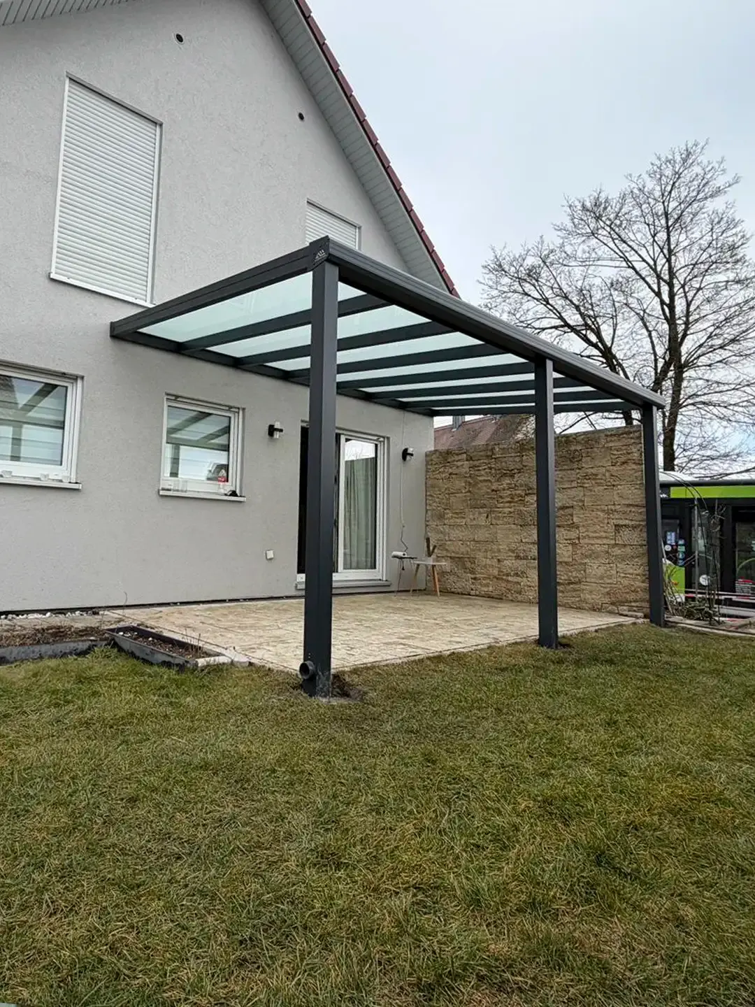 Aluminium Terrassenüberdachung mit LED Beleuchtung