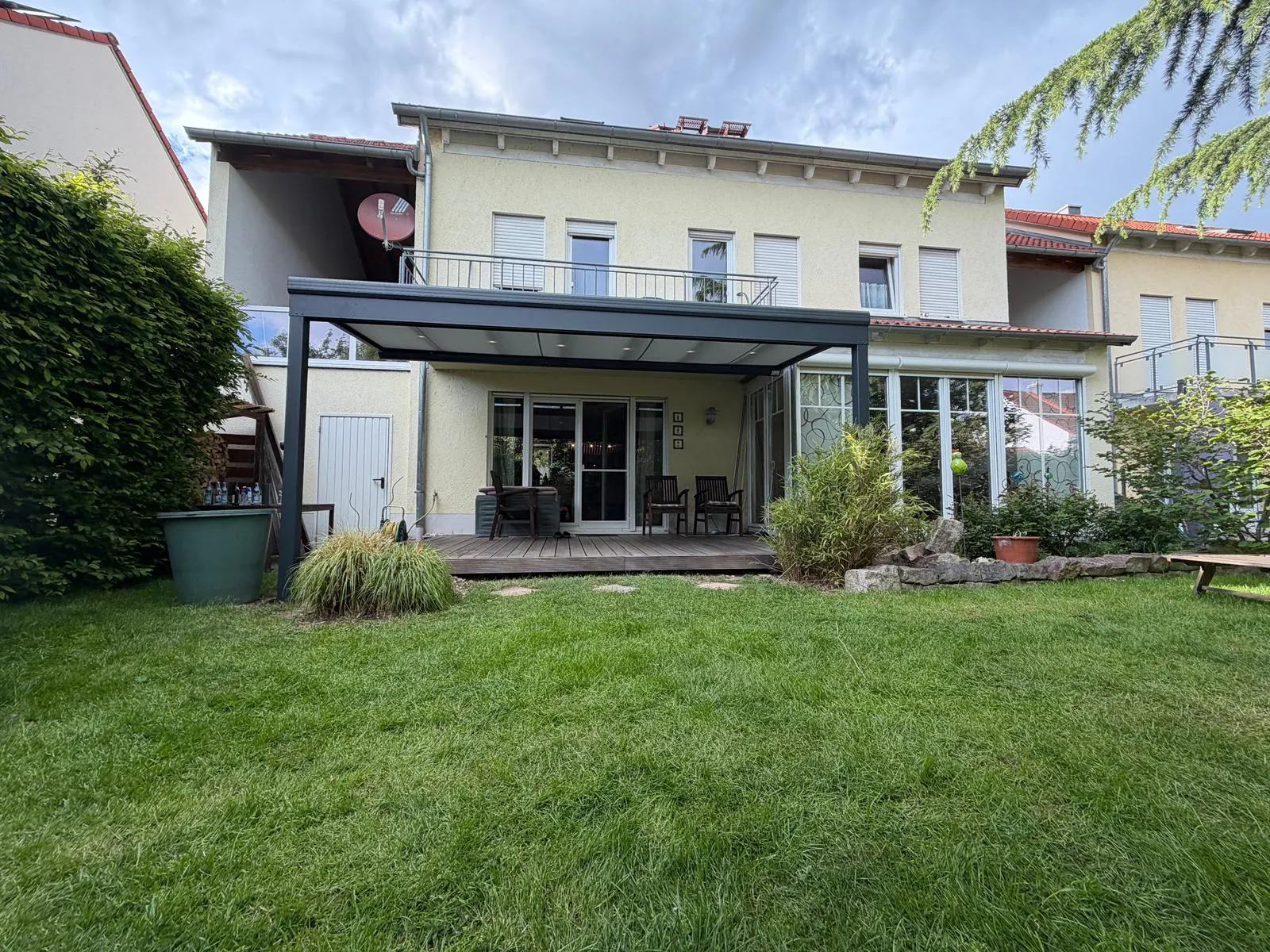 Teilweise freistehende Terrassenüberdachung in Schrobenhausen