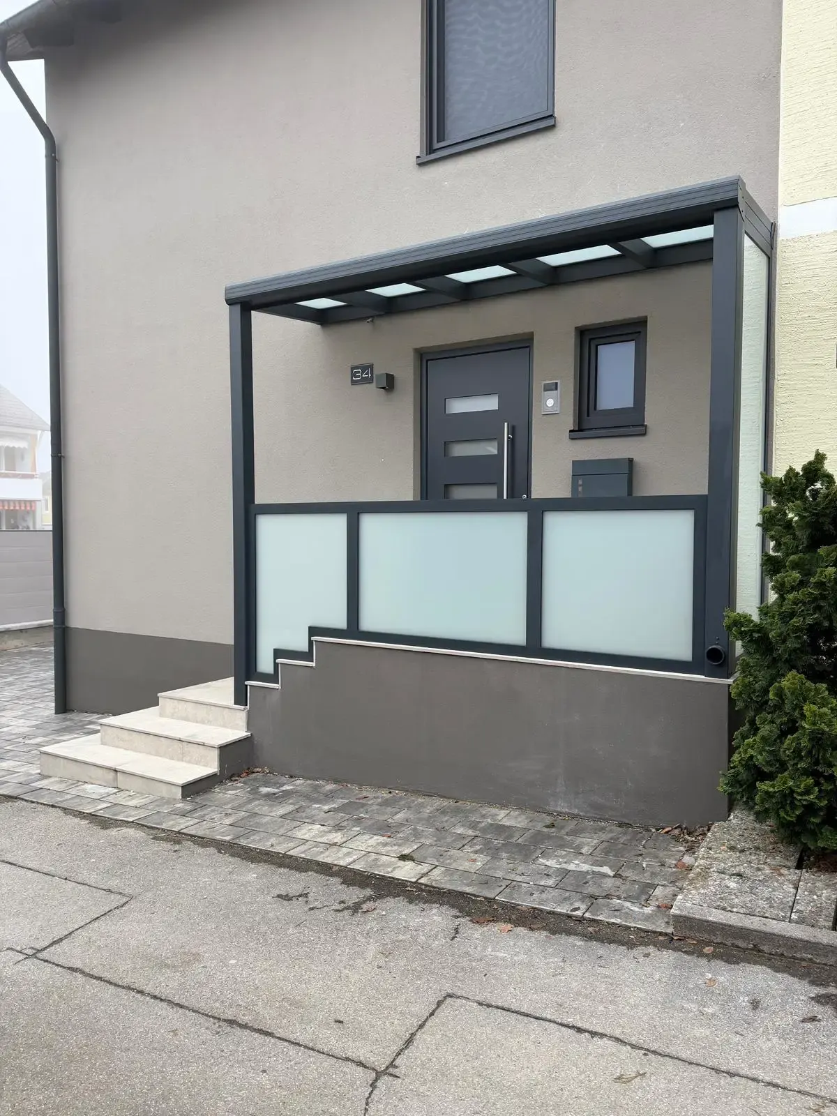 Vordach in Kaufbeuren – moderne Eingangsüberdachung